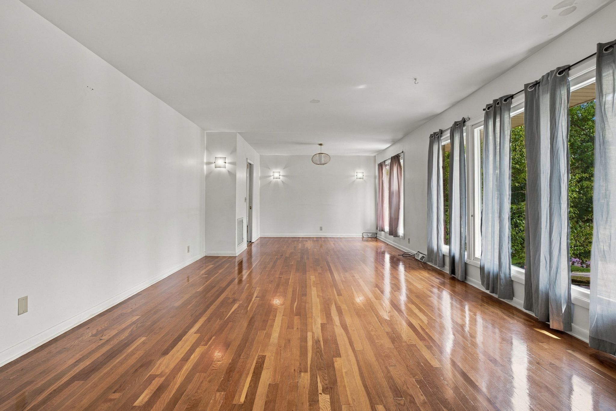 195 Forestwood Dr living room with hardwood floors, Hillwood Nashville