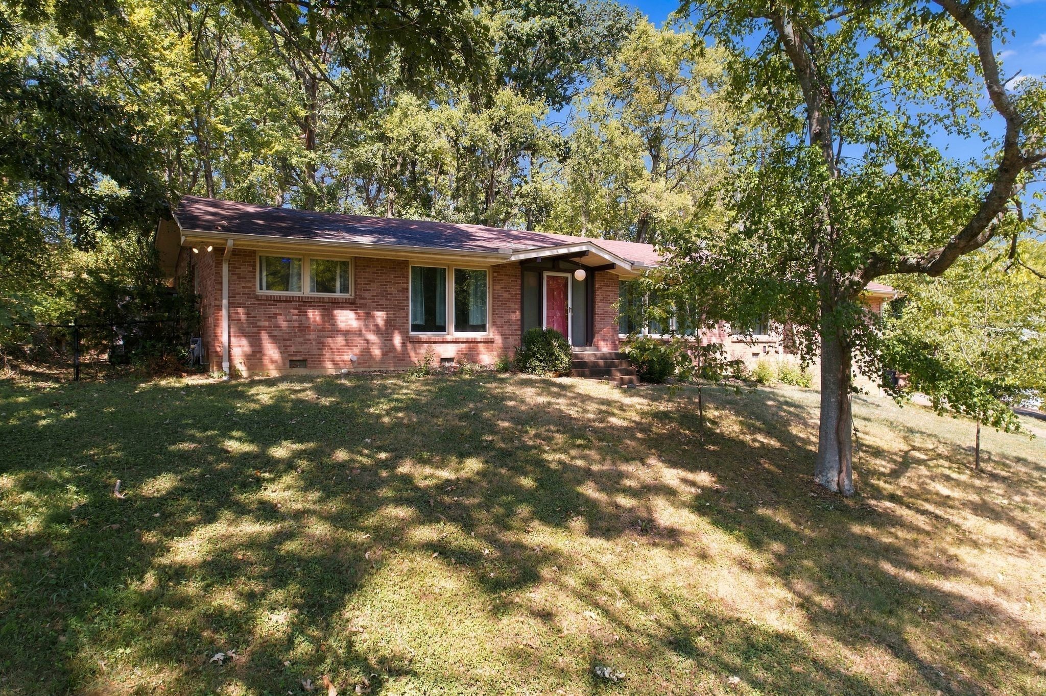 195 Forestwood Dr front lawn and trees, Hillwood Nashville